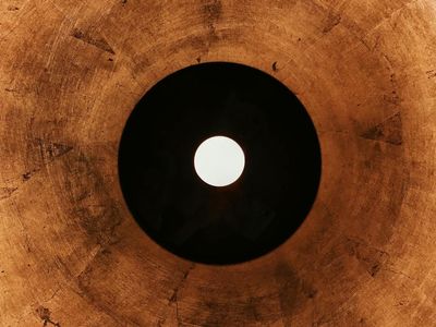 Abstract shapes focus on center point of balance