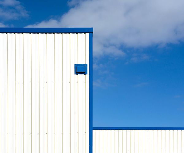 Minimalist representation of straight vertical line and circular balance